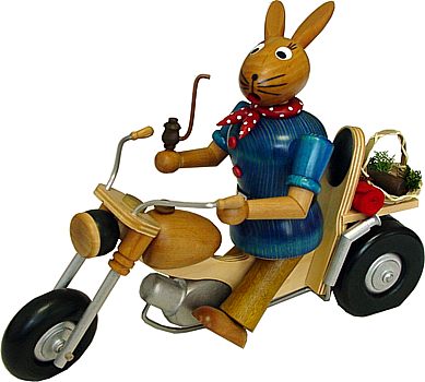 Räucherhase mit Motorrad